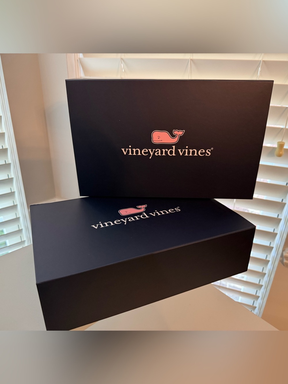 Vineyard Vines gift box + Tissue paper and logo seal